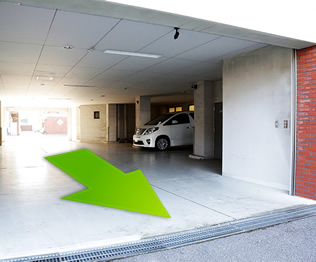 2. 駐車場奥までお進みください