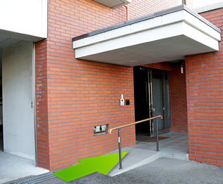 3. バリアフリー対応の入り口があります