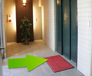 5. 入ってすぐの所にエレベーターがあります
